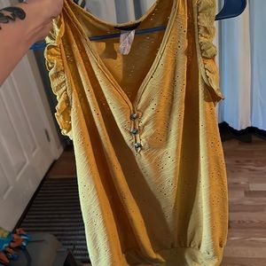 Yellow top no size on tag guessing a medium good condition besides the tag